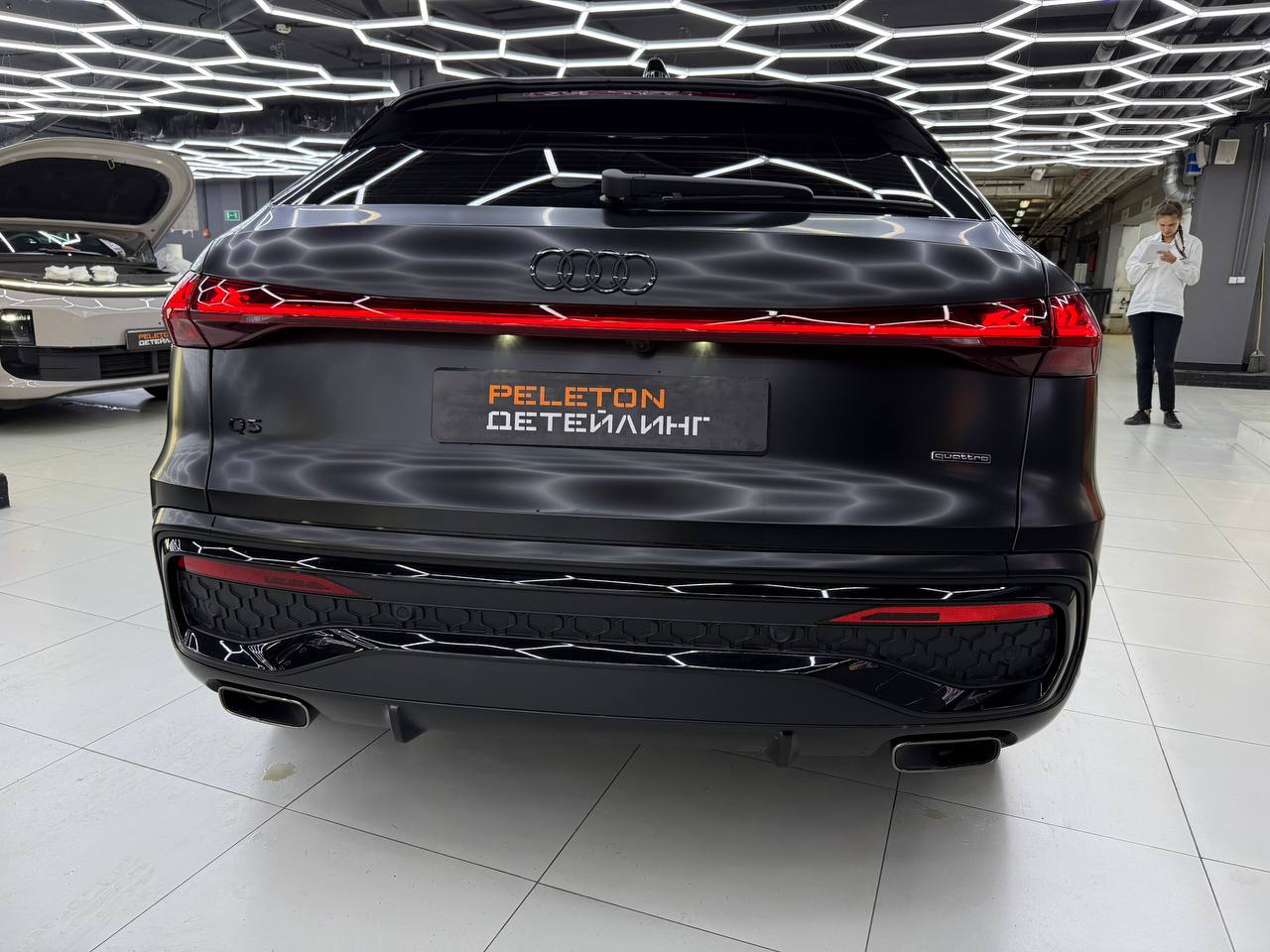 Оклейка Audi Q5 в сатиновую полиуретановую пленку 200 мкм: шелковый финиш и надежная защита